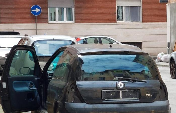 Asti y los “sheriffs” de Via Malta contra los molestos intrusos en coches abandonados