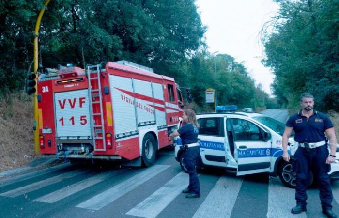 Incendio en Roma en via Ardeatina, humo negro y tráfico bloqueado entre via Millevoi y via Tor Pagnotta