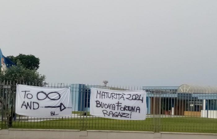 Pancartas de buena suerte para la graduación de los estudiantes de Chris Cappell en Anzio