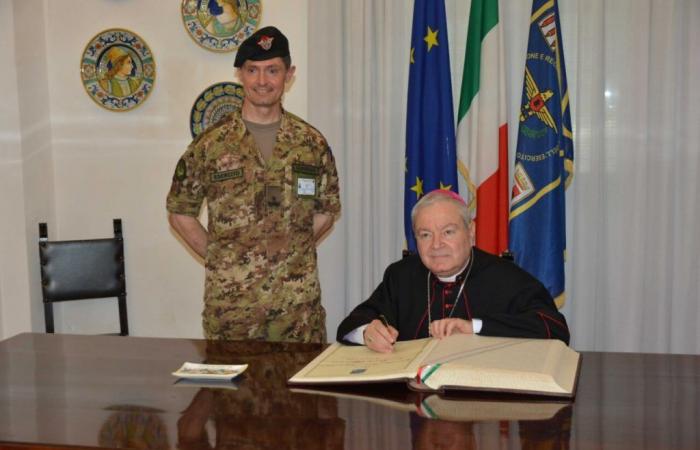 Monseñor Marcianò visita el centro de selección del ejército en Foligno