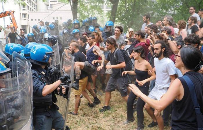 Policías como objetivo en Bolonia y Catania. Furia de los sindicatos: “Atacarnos se ha vuelto normal”