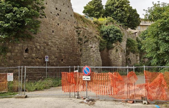 Viterbo – Centro histórico en decadencia: ¿qué ha pasado con el aparcamiento de los Cavalieri Costantiniani?