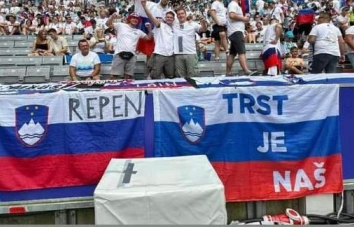 “Trst je nas” en una bandera de Eslovenia durante el partido contra Serbia: estalla la polémica