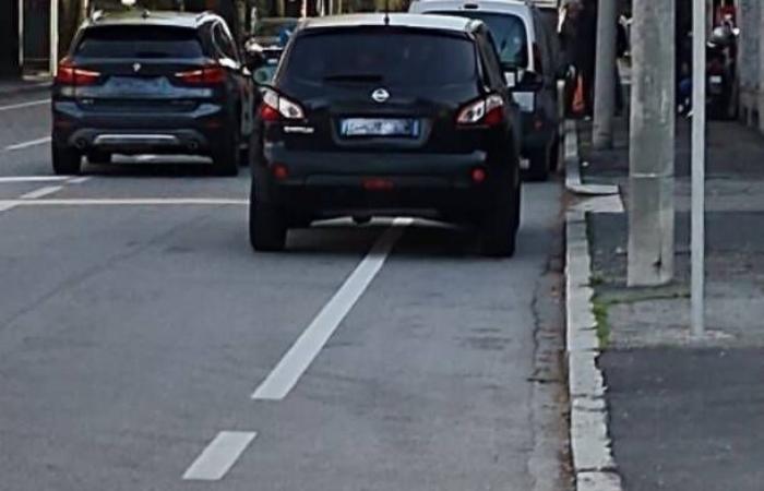 ¿Estacionamiento irregular en via Torino en Gallarate? “Seguiremos sancionando”