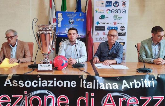 La Haya de Arezzo presenta el torneo reservado a los silbantes llegados de toda Italia. Los árbitros se convierten en futbolistas. La Copa de Campeones en la ciudad