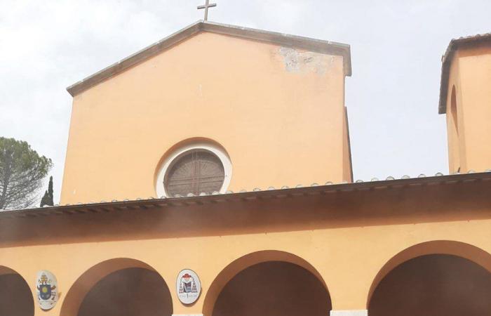 Incendio en una iglesia en Roma, los participantes de la misa fueron evacuados