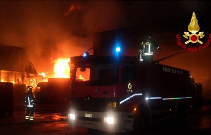 Gran incendio en una nave industrial en Ancona. Bomberos trabajando durante casi 24 horas
