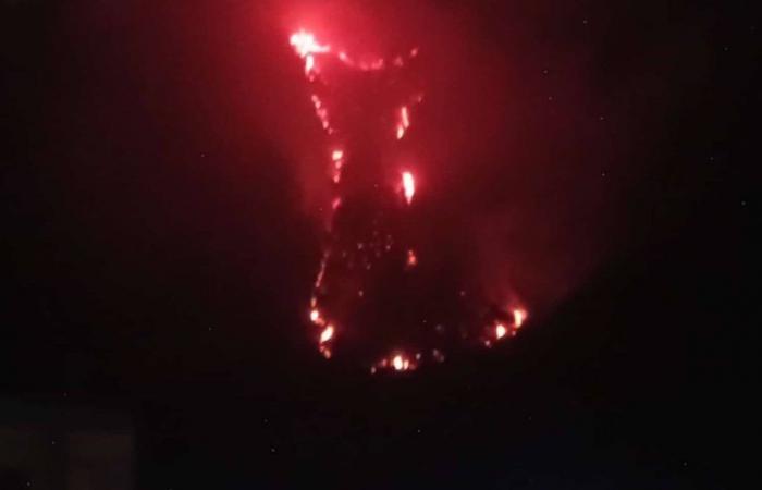 Incendio en Camaldoli, nuevo incendio durante la noche en el lado de Pianura