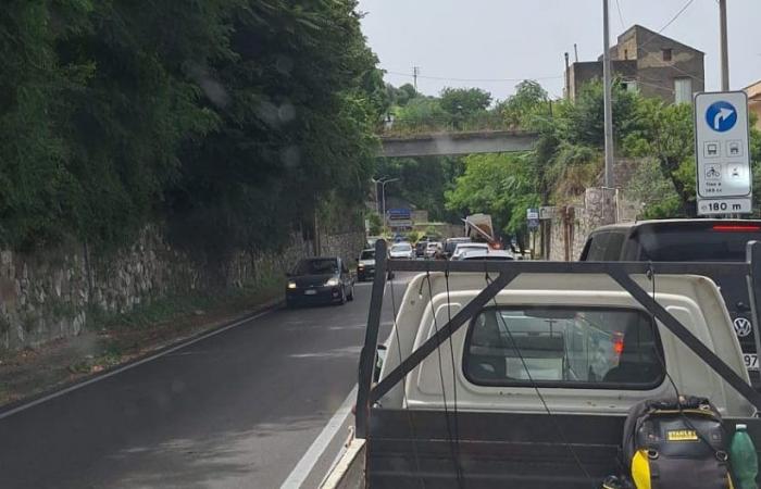 Castellammare, tubería rota en Pozzano: la carretera estatal de Sorrento se reabre y la vía Acton permanece cerrada – La península de Sorrento y Capri sin agua hasta esta tarde