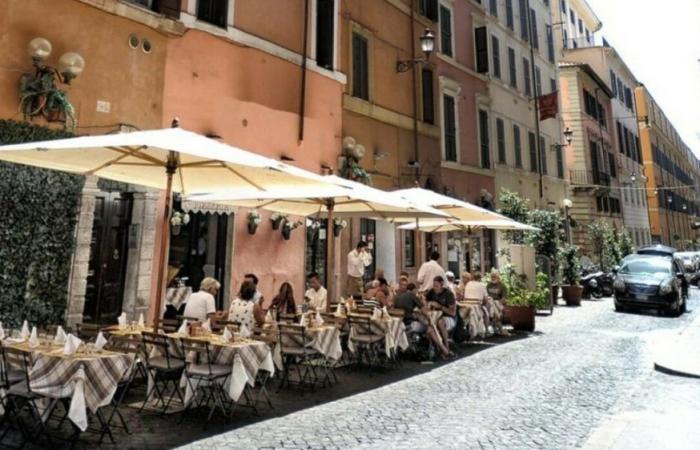 Un coche se estrella contra las mesas de un restaurante en Roma y un niño resulta herido