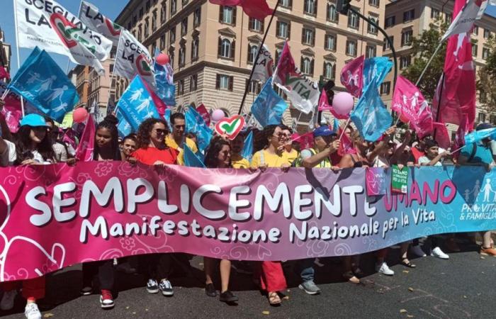Manifestación provida, familia con 11 hijos de Módena a Roma: “Confiamos en la providencia, pero nunca tuvimos problemas económicos”