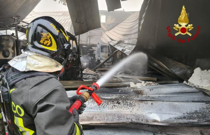 Gran incendio en la zona industrial de Ronchi, llamas sofocadas por los socorristas • La zona de Gorizia