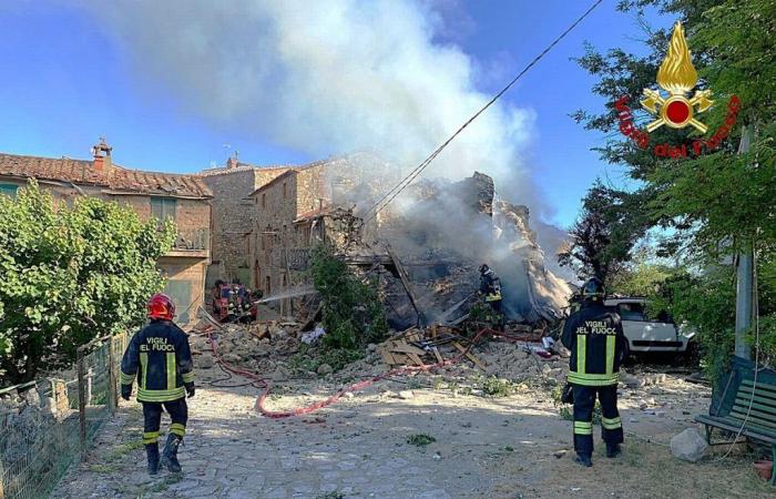 Una casa en Parrano explota y se derrumba por fuga de gas. una mujer es muy seria