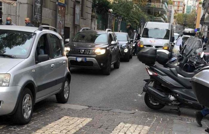 Nápoles: Robo en el tráfico de la vida nocturna de Chiaia. Carabinieri detiene a joven sin antecedentes penales. Es una caza de cómplices