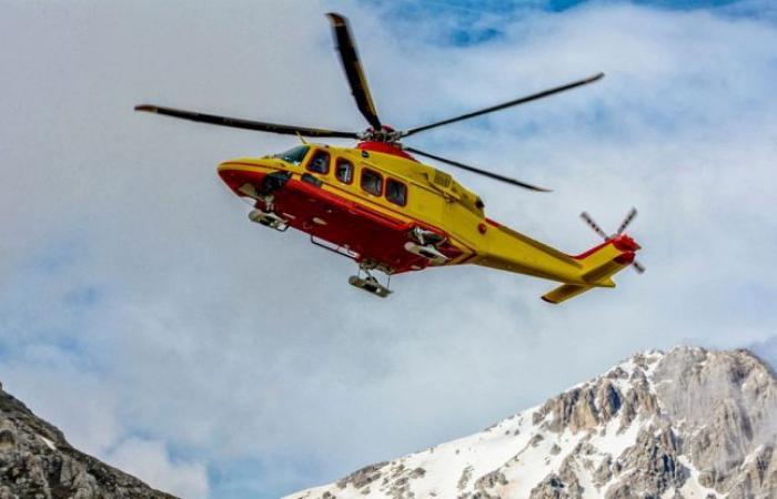 Dos excursionistas resbalan y caen desde más de cien metros en la Presanella: muere un hombre de 36 años
