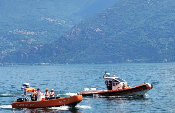 A la deriva en un barco averiado, primer rescate de la Guardia Costera del Lago Como