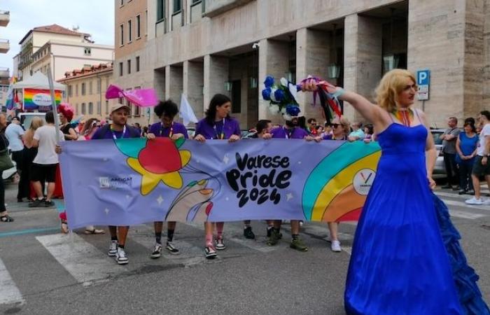 Música y colores en el centro de Varese con el desfile del Orgullo por los derechos LGBT