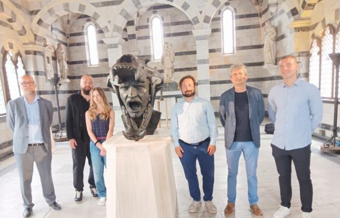Éxodo, los arquetipos del escultor Alexey Morosov en la Piazza dei Miracoli
