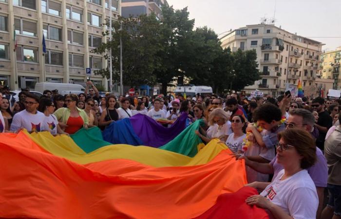 Cosenza Pride regresa después de 7 años, la colorida procesión desfila por las calles de la ciudad