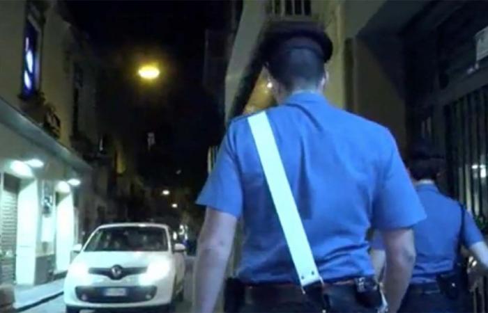 Nápoles, robo en la vida nocturna de Chiaia: arresto y búsqueda de cómplices