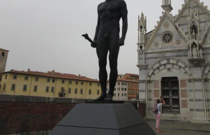 Éxodo en los lugares emblemáticos de Pisa con las esculturas de los gritos de Morosov