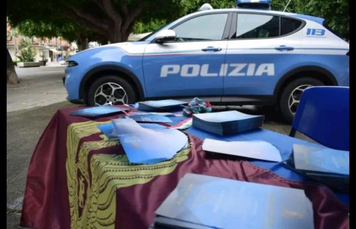 Anoche, los policías de la Policía Estatal de Messina detuvieron en flagrante delito a un joven de dieciocho años que fue considerado responsable por los operadores de haber prendido fuego a la ventana de un bar situado en via Catania.