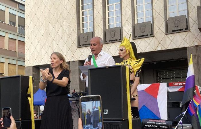 Cosenza Pride 2024: discurso del alcalde Caruso en Piazza dei Bruzi
