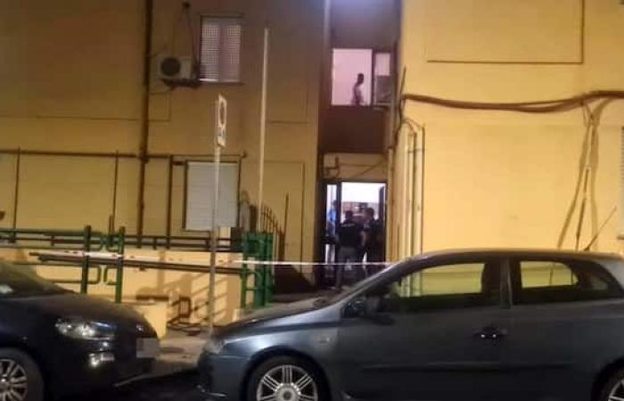 Feminicidio en Cagliari, el marido mata a puñaladas a su esposa: escena silenciosa ante el juez de instrucción