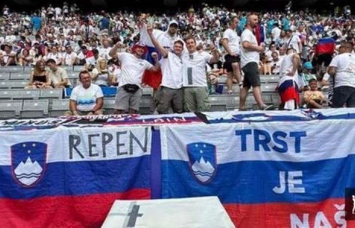 En el Campeonato de Europa una bandera de Eslovenia con la inscripción “Trst je naš”