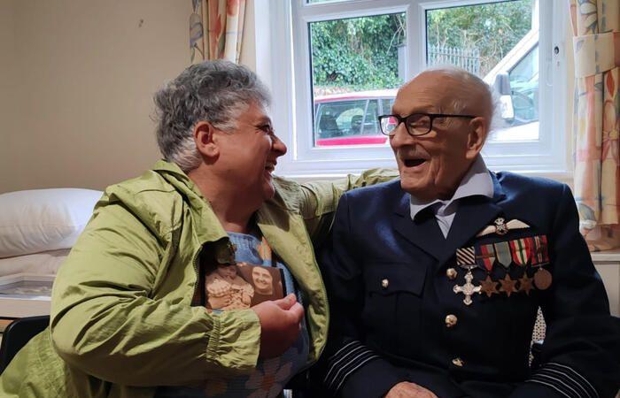 El último héroe de la RAF conoce a la hija de la chica que lo salvó – Noticias