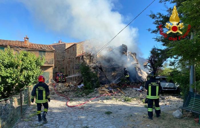 Edificio explota por fuga de gas: rescatan a mujer de 75 años