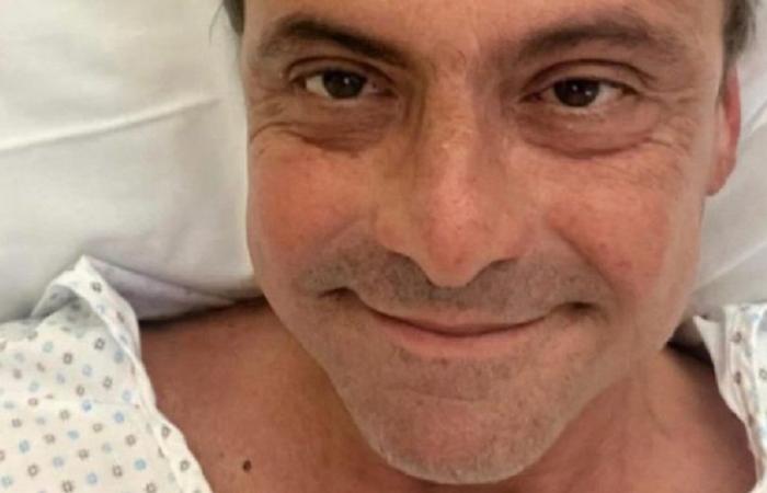 Carlo Calenda fue operado, ¿cómo se encuentra? El selfie en el hospital: «Afectado, pero todo bien»