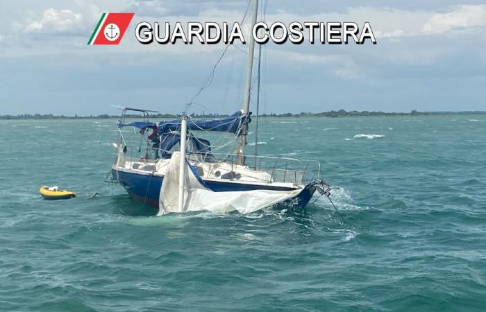 Trieste: velero se desarbola, la Guardia Costera interviene para salvar a tres mujeres