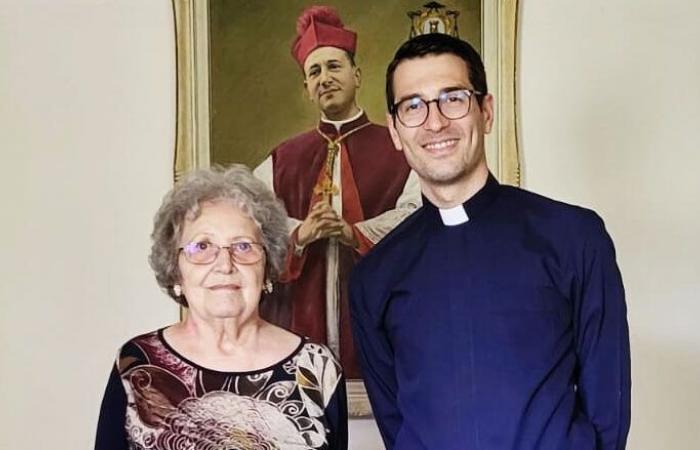 La sobrina de monseñor Moietta dona la ropa de su tío a la diócesis de Lamezia Terme