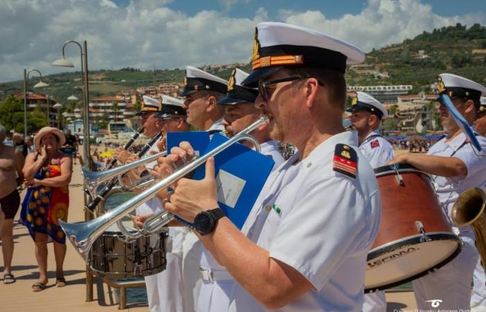 La Fanfarria de la Academia Naval de Livorno encanta a quienes nadan a lo largo del paseo marítimo