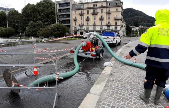 El lago de Como sigue por debajo del nivel pero el agua sigue invadiendo la Piazza Cavour