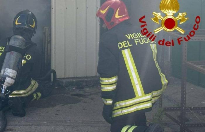 Incendio en una empresa de flores artificiales en Lecce: un coche también destruido