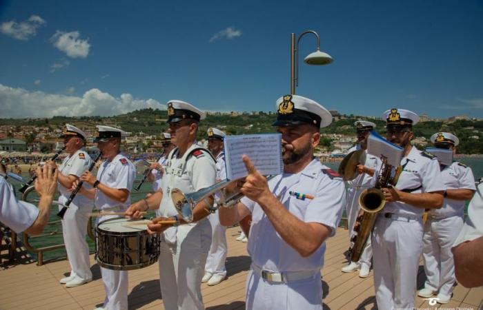 La Fanfarria de la Academia Naval de Livorno encanta a quienes nadan a lo largo del paseo marítimo