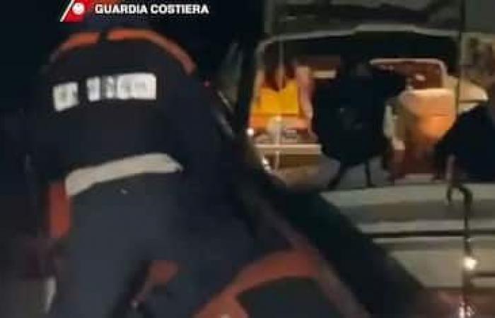 Italiana varada entre unas rocas en España, un helicóptero de la policía la salva. VIDEO