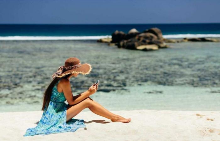 Smartphone en la playa, cuidado con el sobrecalentamiento: cómo evitar este peligroso problema