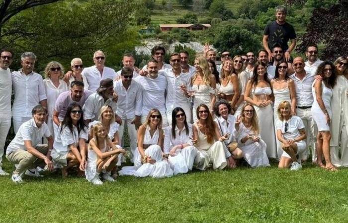 Súper fiesta en total white para Massimo Ambrosini y su esposa. Bailando y brindando por el aniversario