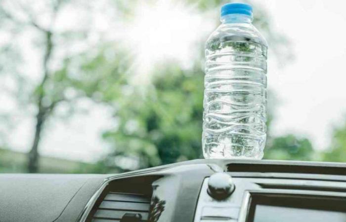 Botella de plástico en el techo del coche: por eso la nueva tendencia está tan de moda entre los automovilistas | Qué significa