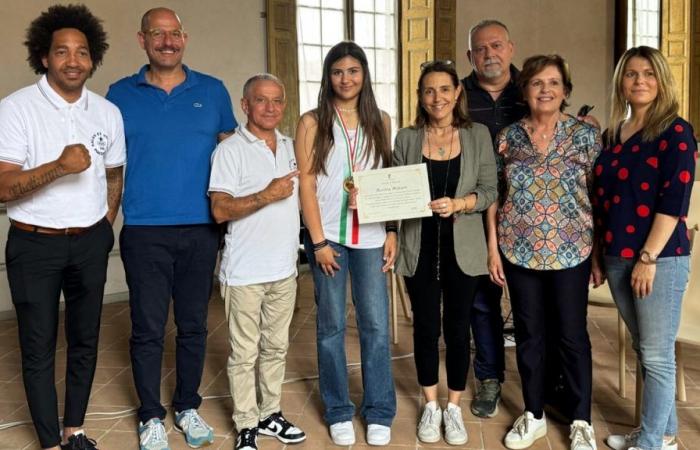 La alcaldesa Katia Tarasconi aplaude al Basket Club Piacenza y a la campeona de boxeo Aurora Avesani