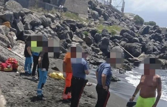 Conmoción en Ercolano: cadáver en la playa del muelle Borbón