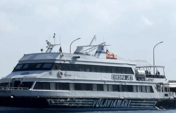 Accidente en el puerto de Sorrento: un barco a motor choca contra el muelle