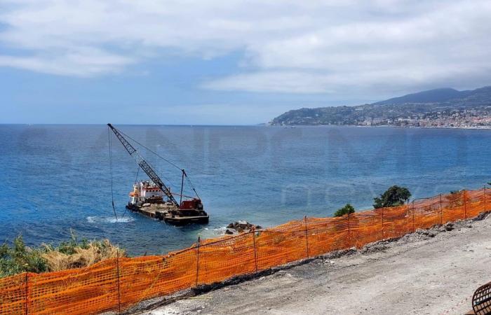 Comienzan las obras en el acantilado frente a ‘La Vesca’, aquí está el ‘pontone’ en acción (Foto y Vídeo) – Sanremonews.it
