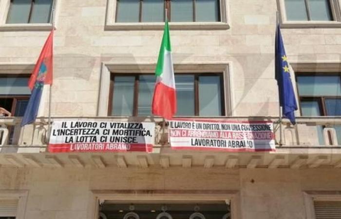 Crotone, continúa la protesta de los empleados de Abramo: protesta en el Municipio