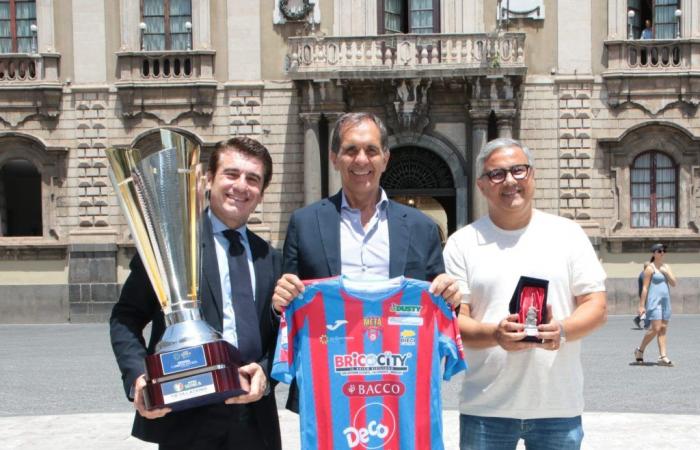 Meta Catania, el trofeo de Campeones de Italia en el Palazzo degli Elephants