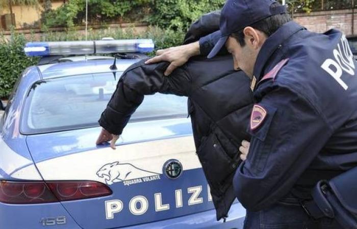Continúa amenazando a su exmujer incluso después de la aplicación del brazalete electrónico – Detenido por la policía estatal en Bassano del Grappa – Jefatura de policía de Vicenza