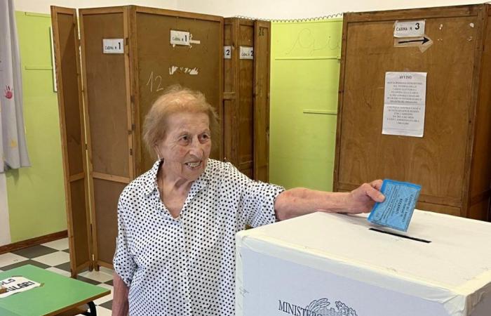 Elecciones administrativas Recanati. Anoche a las 23:00 votaron 8.303 personas de Recanati, entre ellas una abuela de 101 años.